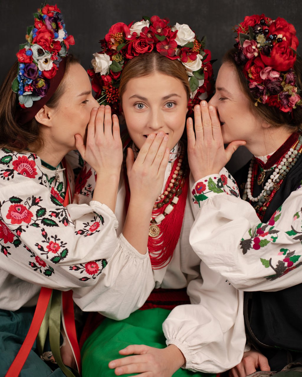 Гравчині «Шахтаря» приміряли українські національні костюми та взяли участь у патріотичній фотосесії. Як спорт допомагає зберігати культуру – читайте в нашому матеріалі.