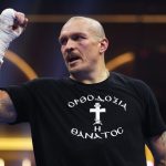 Олександр Красюк заявив, що Усик ще не планує завершувати кар’єру. Промоутер розповів, що майбутнє українського чемпіона у суперважкій вазі ще не визначене.