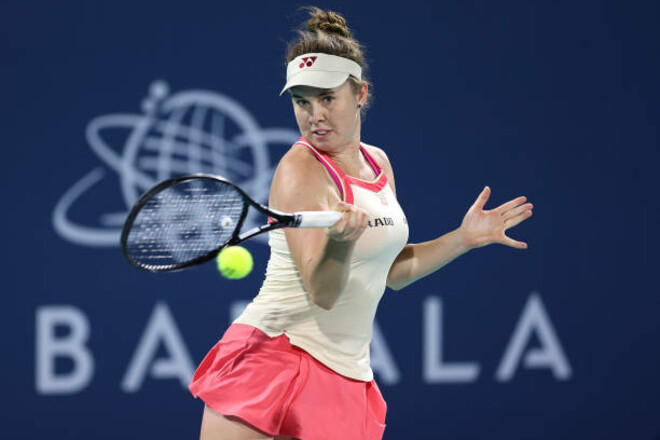 На турнірі WTA 500 в Абу-Дабі визначилися пари 1/4 фіналу. Чинна чемпіонка Рибакіна зустрінеться з Жабер, а Бенчич зіграє з Вондроушовою.