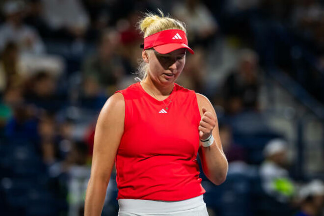 Клара Таусон пробилася до фіналу WTA 1000 у Дубаї, перемігши Кароліну Мухову в напруженому трисетовому матчі.