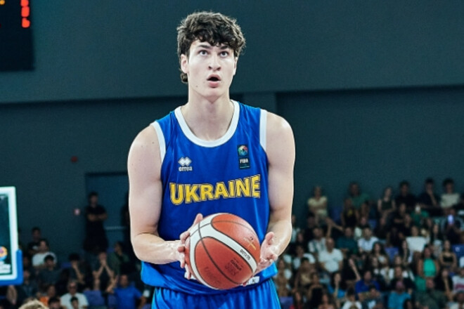 19-річний Максим Кличко дебютував у складі збірної України з баскетболу. Центровий «Монако» відзначився першими очками, але команда втратила шанси на Євробаскет.