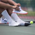 Обирайте спортивні шкарпетки за видом спорту: теніс (tennis), падель (padel), сквош. Склад, комфорт, відсутність запаху й правильне прання — запорука успіху на корті.