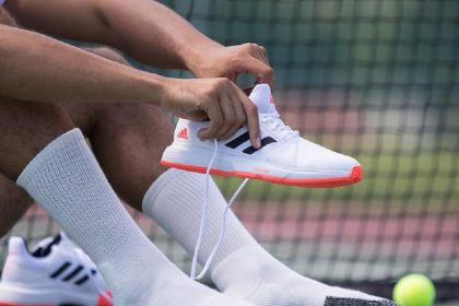 Обирайте спортивні шкарпетки за видом спорту: теніс (tennis), падель (padel), сквош. Склад, комфорт, відсутність запаху й правильне прання — запорука успіху на корті.