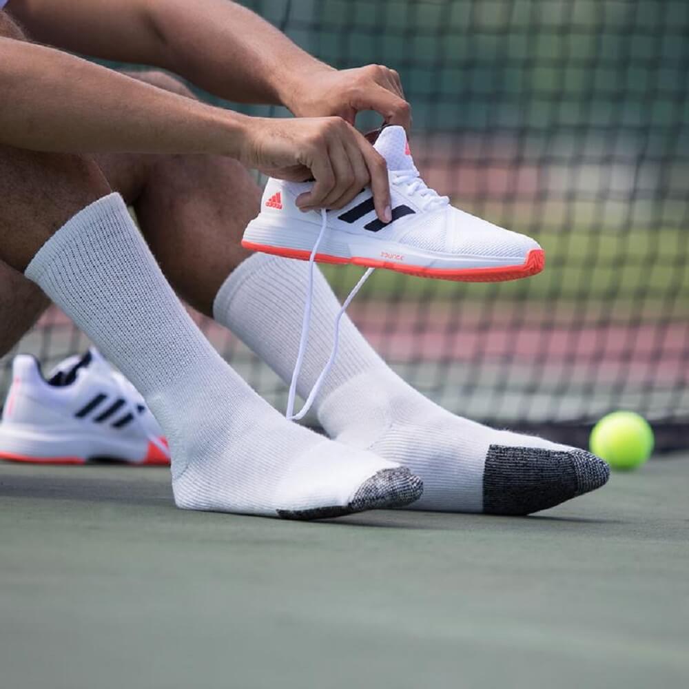 Обирайте спортивні шкарпетки за видом спорту: теніс (tennis), падель (padel), сквош. Склад, комфорт, відсутність запаху й правильне прання — запорука успіху на корті.
