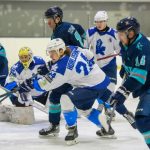 Київ Кепіталз переміг Сокіл у передостанньому турі чемпіонату України з хокею, але боротьба за перше місце ще не завершена.