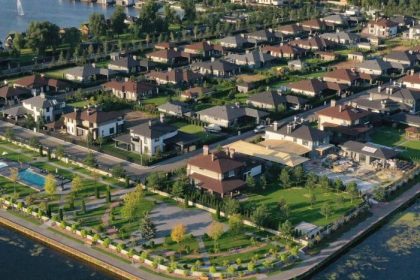 Купити будинок під Києвом у котеджному містечку Золоче — це вибір безпеки, комфорту, сучасної інфраструктури та якості життя для всієї родини.