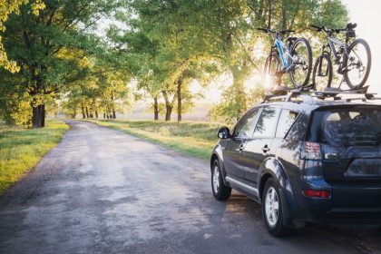 Подорож в Карпати на авто — ідеальний спосіб побачити озера, замки й автентичні села. Готовий маршрут, поради з оренди машини та найцікавіші локації для відпочинку.