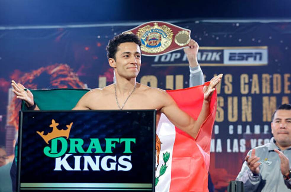 Еспіноса знищив Васкеса та захистив титул WBO у США