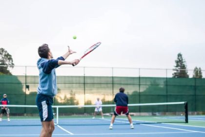 Дізнайтесь, що таке Underhand Serve в тенісі, як правильно виконувати цей прийом та коли його варто застосовувати для виграшу в матчі.