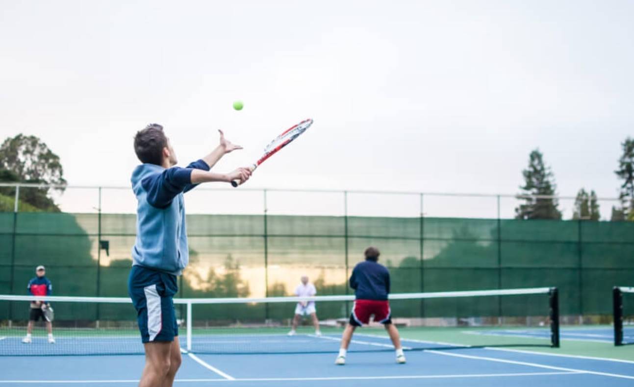 Дізнайтесь, що таке Underhand Serve в тенісі, як правильно виконувати цей прийом та коли його варто застосовувати для виграшу в матчі.