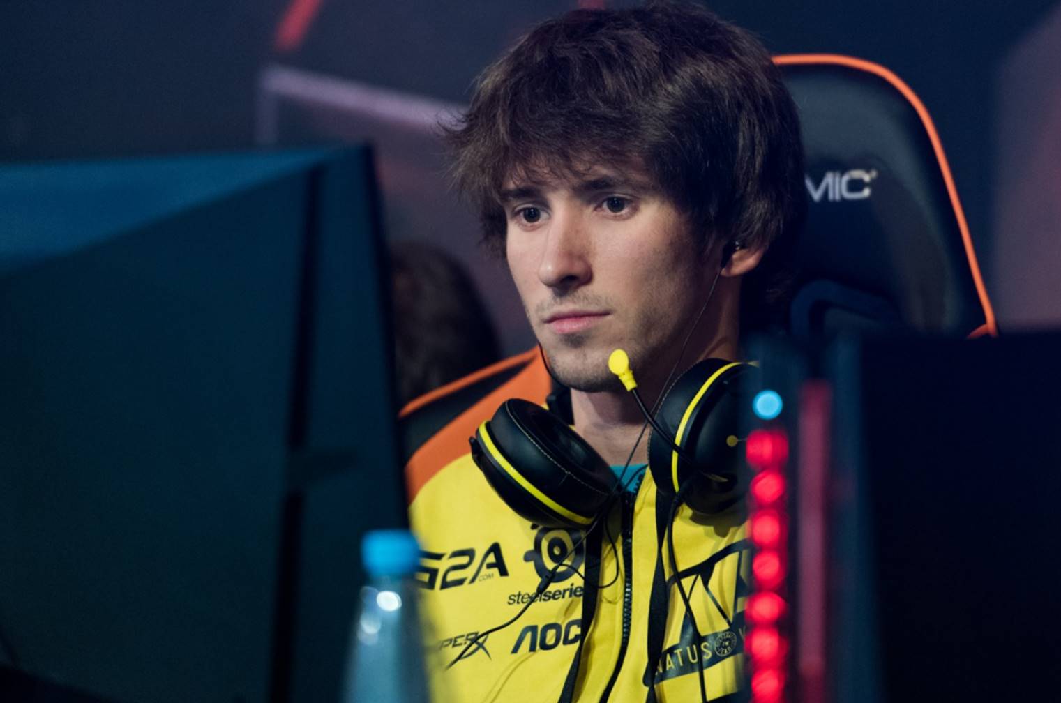 Данило Dendi Ішутін – легендарний український кіберспортсмен, відомий своєю грою у Dota 2, який змінив світ кіберспорту та надихає нове покоління гравців.