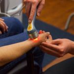 Лазерна терапія у спорті допомагає лікувати травми та знімати біль. Як працює лазерне лікування і які переваги для спортсменів.