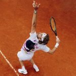 Kick Serve – це особливий тип подачі в тенісі, що має високу траєкторію і здатний змінювати напрямок м’яча. Дізнайтесь, як правильно виконувати цей удар.
