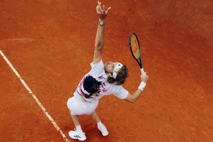 Kick Serve – це особливий тип подачі в тенісі, що має високу траєкторію і здатний змінювати напрямок м’яча. Дізнайтесь, як правильно виконувати цей удар.