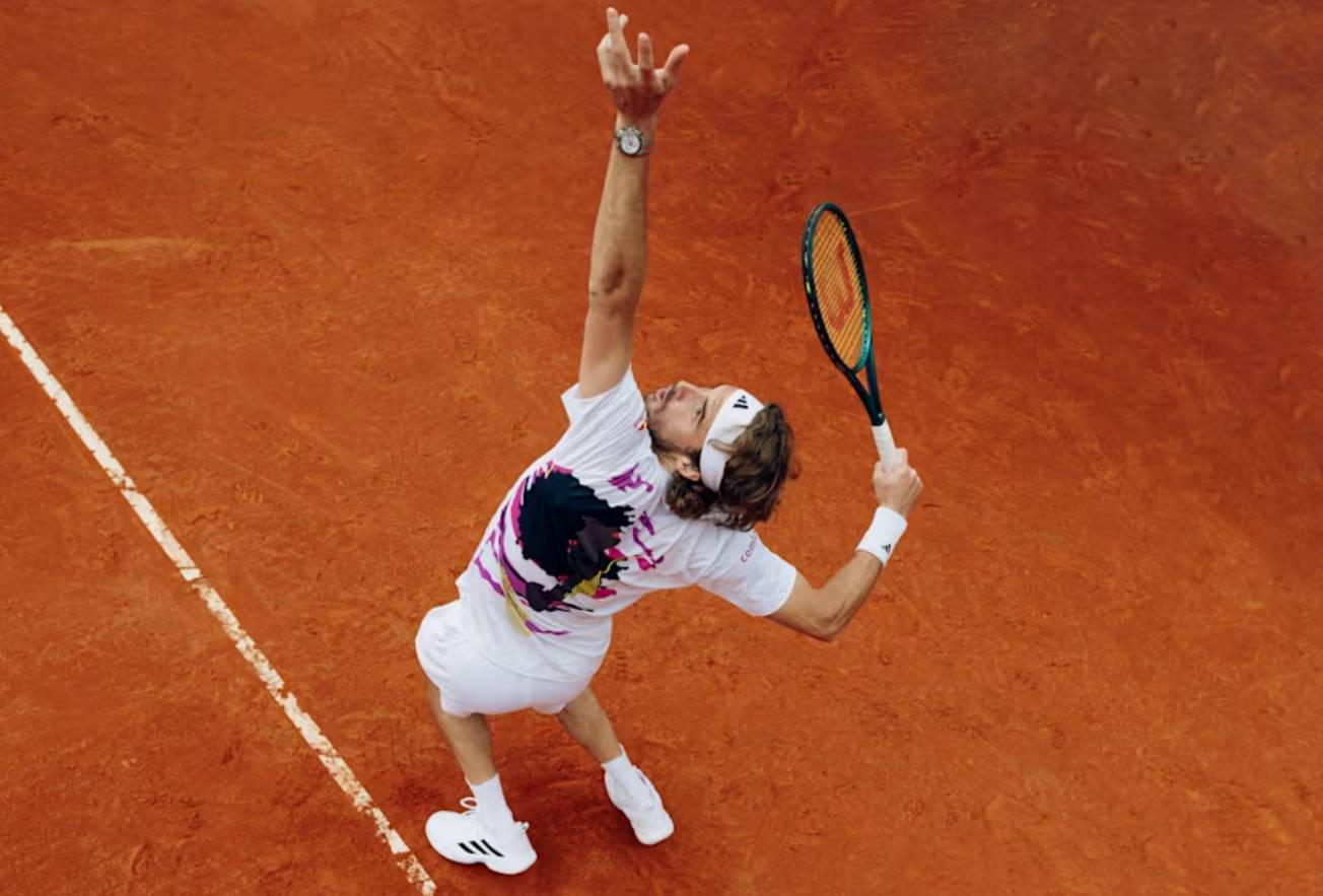 Kick Serve – це особливий тип подачі в тенісі, що має високу траєкторію і здатний змінювати напрямок м’яча. Дізнайтесь, як правильно виконувати цей удар.