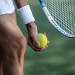 Дізнайтеся, скільки сетів потрібно виграти, щоб перемогти в тенісному матчі, які існують формати гри та як проходить рахунок у професійному спорті.