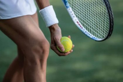 Дізнайтеся, скільки сетів потрібно виграти, щоб перемогти в тенісному матчі, які існують формати гри та як проходить рахунок у професійному спорті.