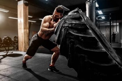 Кросфіт — це функціональні тренування високої інтенсивності. Дізнайтесь про його переваги, ризики та поради для новачків у цьому напрямі фітнесу.
