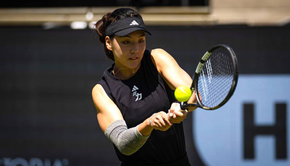 Ван Сіньюй вийшла в півфінал WTA 500 у Берліні після відмови Бадоси, яка не змогла продовжити матч через травму спини.