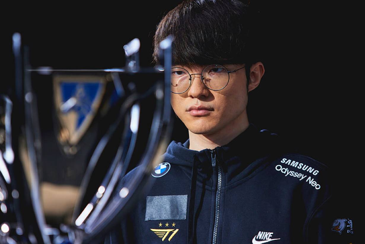 Лі Сан Хьок, відомий як Faker — легенда кіберспорту та зірка League of Legends. Дізнайтеся, чим прославився цей гравець у світі eSports.