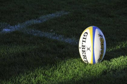Дізнайтеся, скільки триває матч у регбі, як поділяється гра на тайми та які є правила щодо часу, зупинок і перерв.