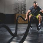 Дізнайтеся, що таке HIIT тренування, як воно працює, його переваги, ризики та приклади вправ. Пояснюємо просто і зрозуміло для кожного.