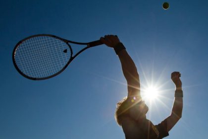 Дізнайтеся, хто зіграв найбільше геймів у тенісі за всю кар’єру. Топ-рейтинг легендарних спортсменів та цікаві факти про їхні рекорди.