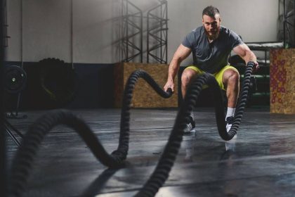 Дізнайтеся, що таке HIIT тренування, як воно працює, його переваги, ризики та приклади вправ. Пояснюємо просто і зрозуміло для кожного.
