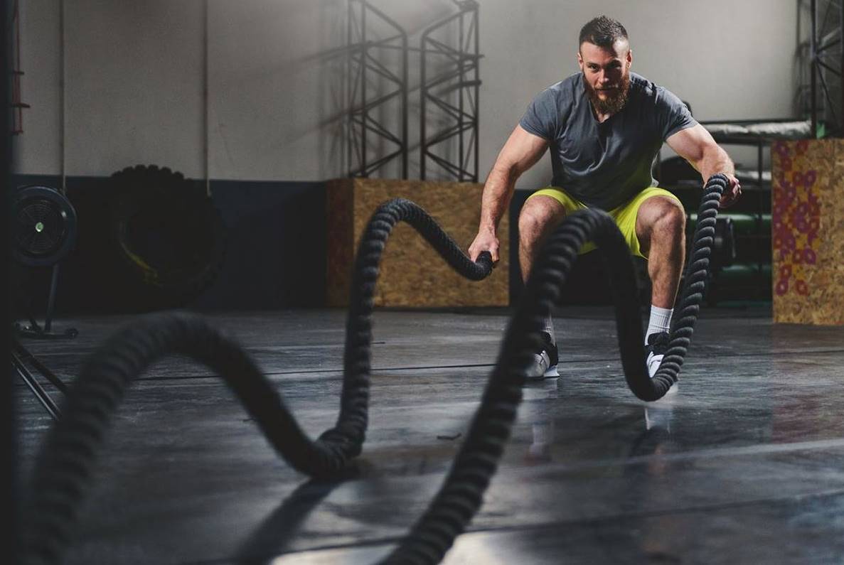 Дізнайтеся, що таке HIIT тренування, як воно працює, його переваги, ризики та приклади вправ. Пояснюємо просто і зрозуміло для кожного.