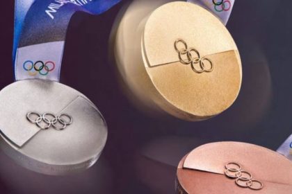 МОК представив екологічні медалі зимових Ігор-2026. Дизайн символізує єдність Мілана та Кортини, сучасність і відповідальне виробництво.
