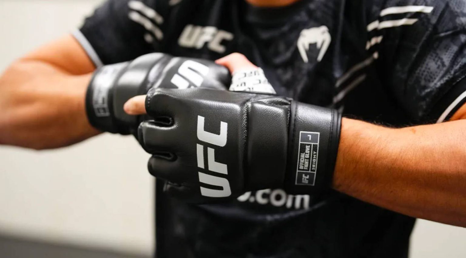 Дізнайтеся, скільки триває раунд у ММА та UFC, кількість раундів, перерви між ними та особливості змішаних єдиноборств для глядачів і спортсменів.