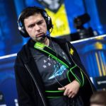Тренер NAVI Андрій «b1ad3» Городенський зламав ключицю в день гри з FaZe на IEM Cologne 2025, але залишився з командою та відсвяткував перемогу.