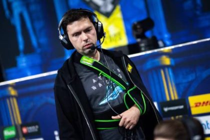 Тренер NAVI Андрій «b1ad3» Городенський зламав ключицю в день гри з FaZe на IEM Cologne 2025, але залишився з командою та відсвяткував перемогу.