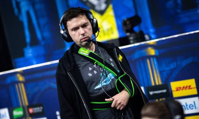 Тренер NAVI Андрій «b1ad3» Городенський зламав ключицю в день гри з FaZe на IEM Cologne 2025, але залишився з командою та відсвяткував перемогу.