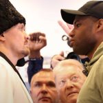Олександр Усик та Даніель Дюбуа провели битву поглядів після пресконференції перед боєм за титули. Хто першим відвів очі, зафіксували журналісти.