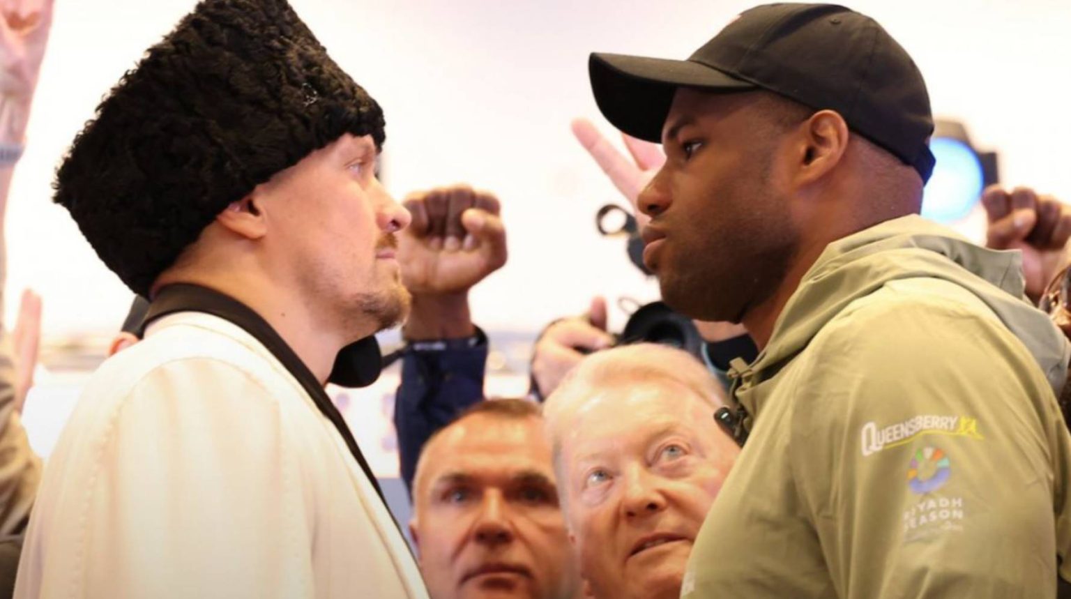 Олександр Усик та Даніель Дюбуа провели битву поглядів після пресконференції перед боєм за титули. Хто першим відвів очі, зафіксували журналісти.