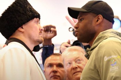 Олександр Усик та Даніель Дюбуа провели битву поглядів після пресконференції перед боєм за титули. Хто першим відвів очі, зафіксували журналісти.