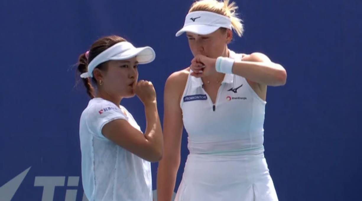 Надія Кіченок і Макото Ніномія виграли парний титул WTA 250 у Празі, здолавши чеську пару після трисетового фіналу. Це 11-й трофей Кіченок.