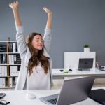 Дізнайтеся, як зняти напругу в шиї, плечах і спині прямо на роботі. Прості вправи для офісу допоможуть зберегти здоров'я хребта без перерв у графіку.