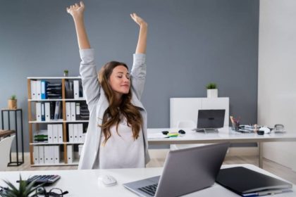 Дізнайтеся, як зняти напругу в шиї, плечах і спині прямо на роботі. Прості вправи для офісу допоможуть зберегти здоров'я хребта без перерв у графіку.