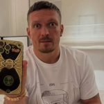 Олександру Усику вручили ексклюзивний iPhone 16 Pro Max із золота на честь його перемоги над Дюбуа та здобуття титулу абсолютного чемпіона світу.