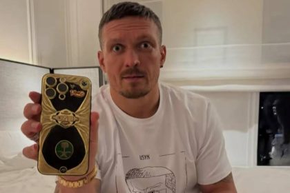 Олександру Усику вручили ексклюзивний iPhone 16 Pro Max із золота на честь його перемоги над Дюбуа та здобуття титулу абсолютного чемпіона світу.
