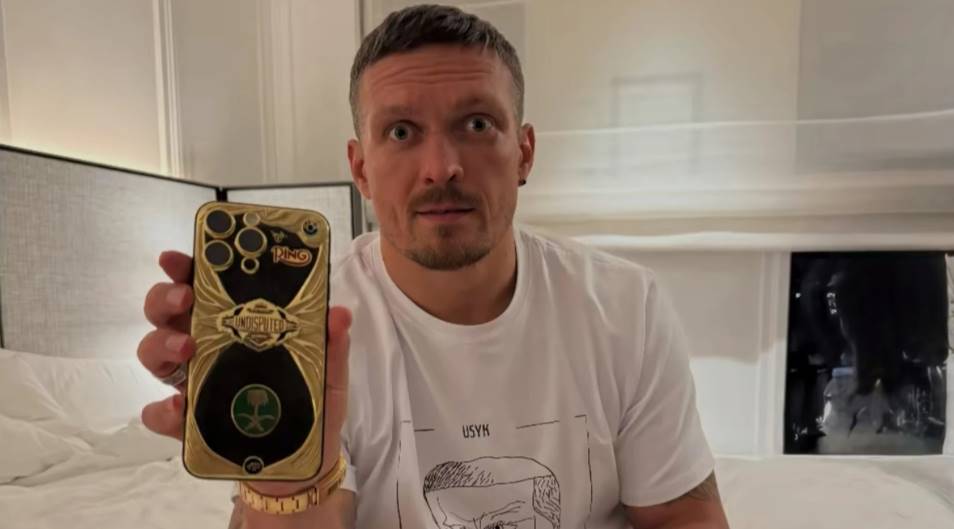 Олександру Усику вручили ексклюзивний iPhone 16 Pro Max із золота на честь його перемоги над Дюбуа та здобуття титулу абсолютного чемпіона світу.