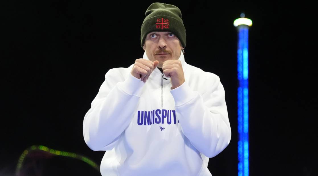 Олександр Усик прибув до Лондона для бою з Дюбуа на Вемблі 19 липня. Переможець стане абсолютним чемпіоном у надважкій вазі. Початок — 23:30 за Києвом.