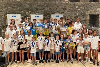 Українські шахісти виграли 22 медалі на юнацькому чемпіонаті Європи з рапіду та бліцу в різних вікових категоріях, продемонструвавши високий рівень гри.