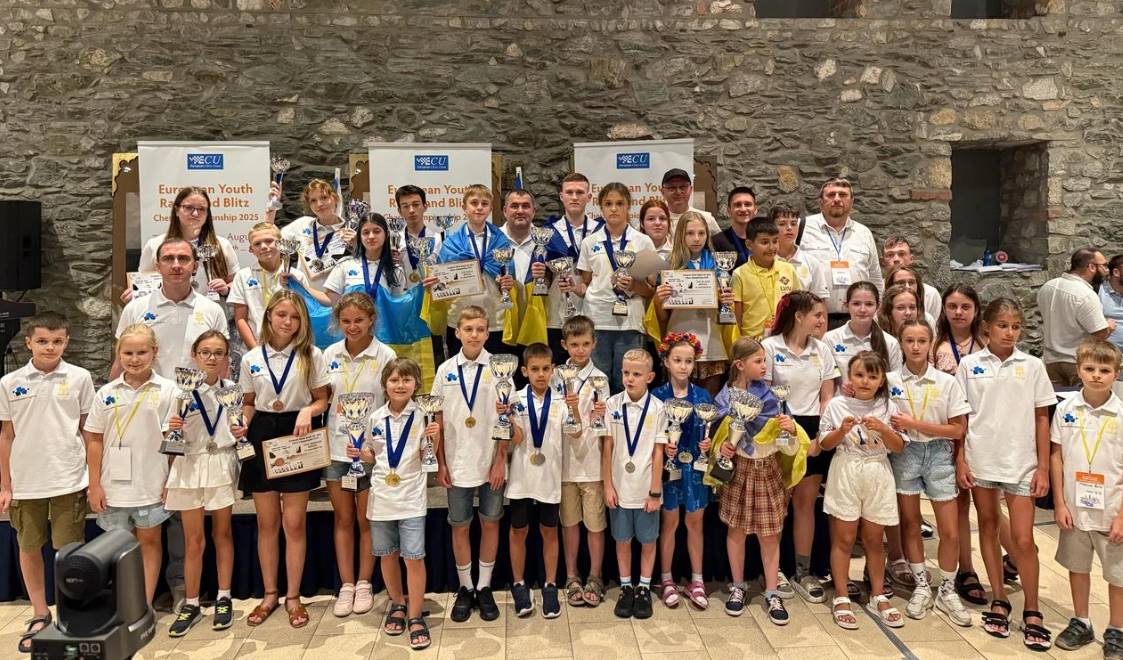 Українські шахісти виграли 22 медалі на юнацькому чемпіонаті Європи з рапіду та бліцу в різних вікових категоріях, продемонструвавши високий рівень гри.