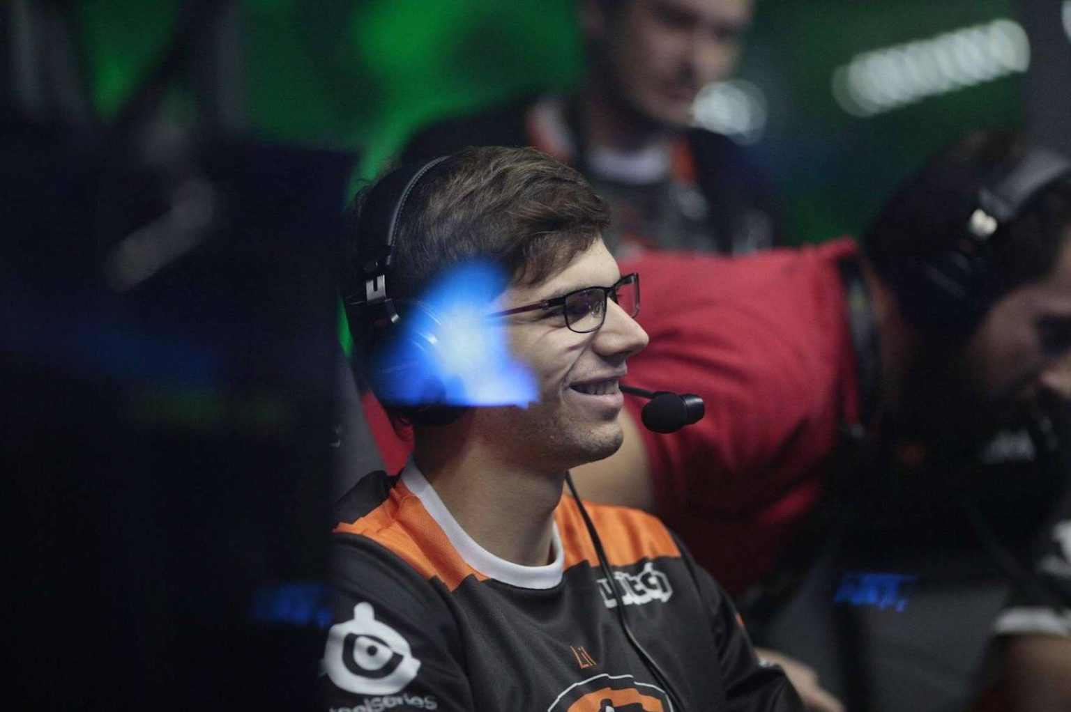 Дізнайтеся про Іллю Іллюка (Lil): його біографію, кар'єру в Dota 2, досягнення, команду та заробітки на турнірах.