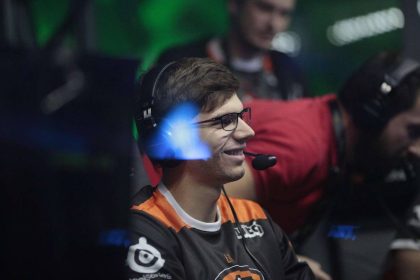 Дізнайтеся про Іллю Іллюка (Lil): його біографію, кар'єру в Dota 2, досягнення, команду та заробітки на турнірах.
