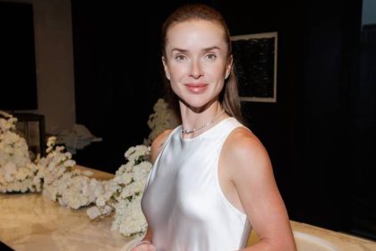 Еліна Світоліна презентувала бренд Solo for Diamonds у білій сукні, підкресливши поєднання краси, цінностей та українського духу.