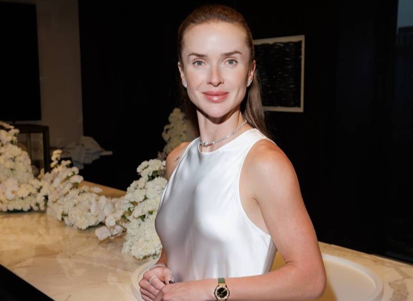 Еліна Світоліна презентувала бренд Solo for Diamonds у білій сукні, підкресливши поєднання краси, цінностей та українського духу.